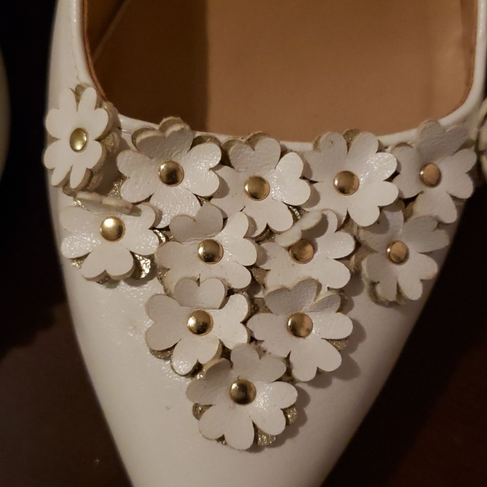 Adorable White pumps - Picture 8 of 8
